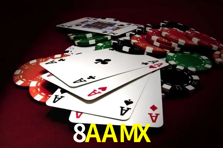 Escena dinámica inspirada en casino con iluminación 8AAMX, cartas, fichas e íconos de juegos digitales en un espacio moderno de juegos.